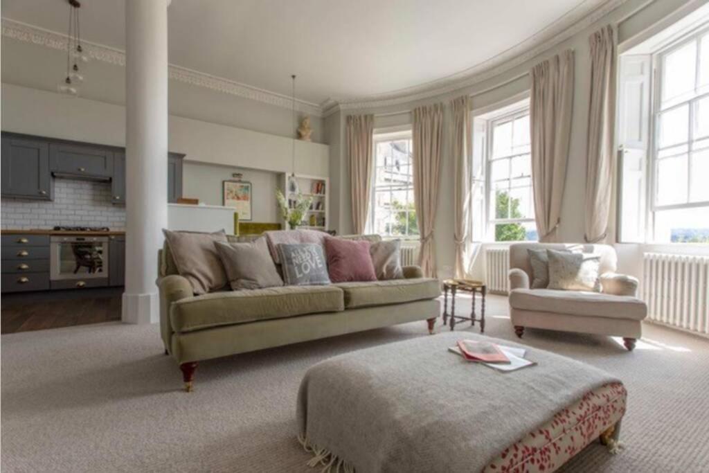 Stylish Georgian Retreat Apartment Bath Exterior photo