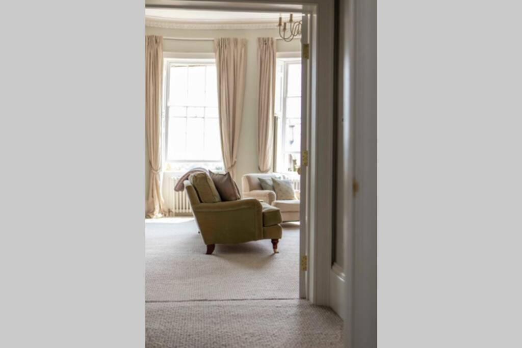 Stylish Georgian Retreat Apartment Bath Exterior photo